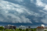 Dunkle Wolken bestimmen das Wetter in Berlin und Brandenburg.
