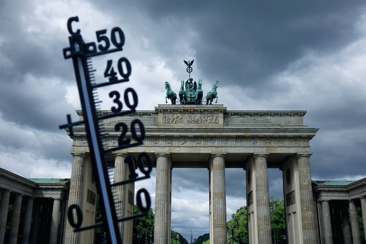 Ein Thermometer vor dem Brandenburger Tor. Das Wetter in Berlin und Brandenburg ist gewittrig.