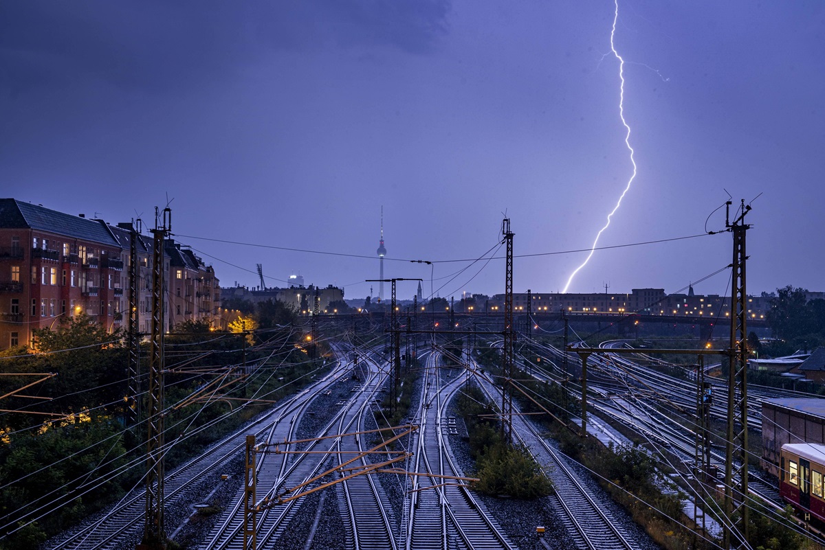 Ein Blitz zuckt am Himmel. Das Wetter in Berlin und Brandenburg neigt zu Unwettern.