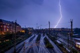 Ein Blitz zuckt am Himmel. Das Wetter in Berlin und Brandenburg neigt zu Unwettern.