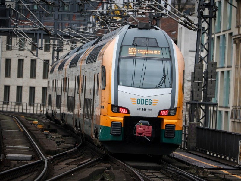Eine Bahn der Linie RE8 fährt durch Berlin.
