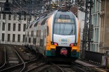 Eine Bahn der Linie RE8 fährt durch Berlin.
