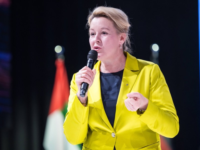 Berlins Wirtschaftssenatorin Franziska Giffey spricht in ein Mikrofon.