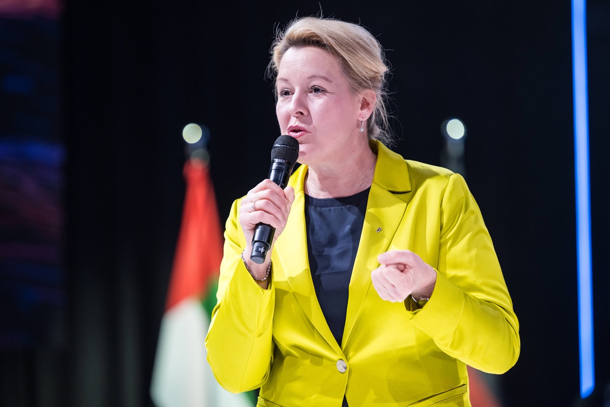 Berlins Wirtschaftssenatorin Franziska Giffey spricht in ein Mikrofon.