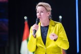 Berlins Wirtschaftssenatorin Franziska Giffey spricht in ein Mikrofon.