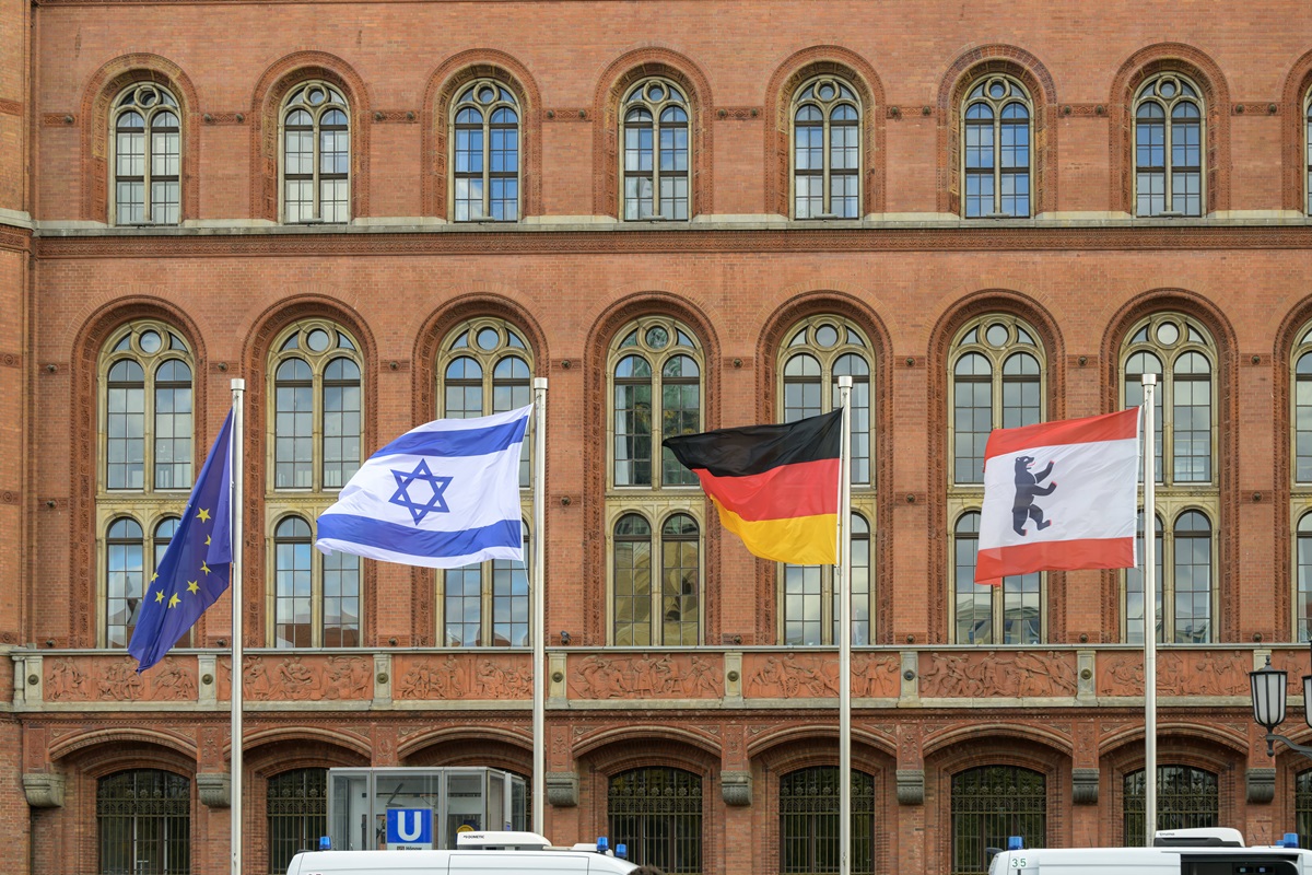 Vier Flaggen hängen vor dem Roten Rathaus in Berlin.