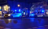 Autos der Berliner Polizei stehen mit Blaulicht auf einer Kreuzung.
