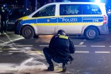 Ein Berliner Polizist macht Markierungen an einer Unfallstelle.