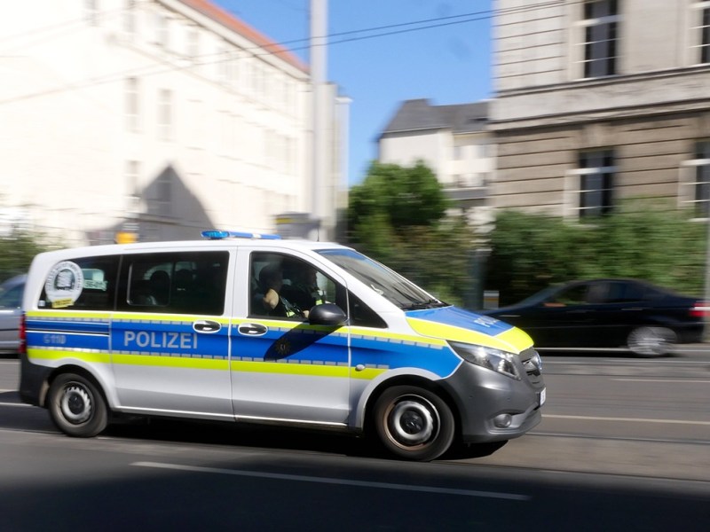 Ein Polizeiauto fährt durch Berlin.