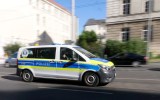 Ein Polizeiauto fährt durch Berlin.