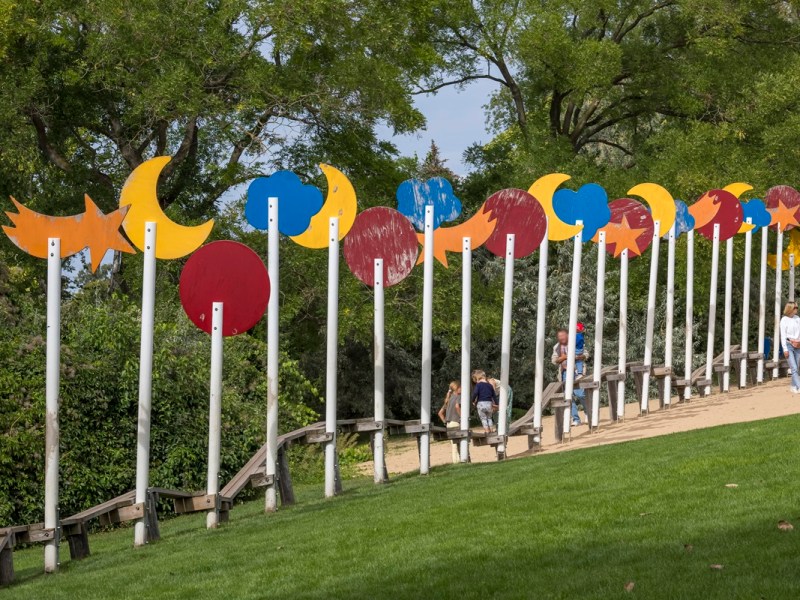 Blick auf bunte Deko im Britzer Garten in Berlin-Neukölln.