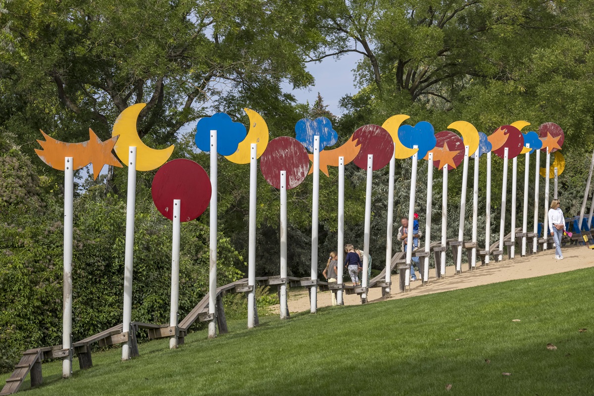 Blick auf bunte Deko im Britzer Garten in Berlin-Neukölln.