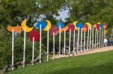 Blick auf bunte Deko im Britzer Garten in Berlin-Neukölln.