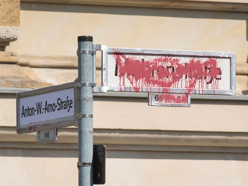 Aktivisten haben das Straßenschild der Mohrenstraße mit Farbe und einem neuen Namen versehen.