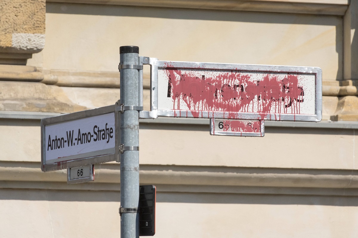 Aktivisten haben das Straßenschild der Mohrenstraße mit Farbe und einem neuen Namen versehen.