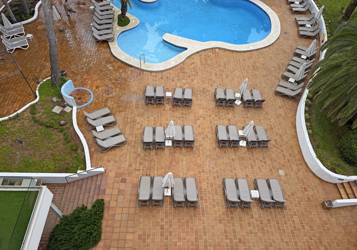 Liegen an einem Pool auf Mallorca. Viele Berliner kämpfen mit den Kosten eines Urlaubs.
