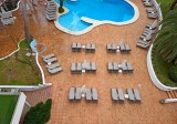 Liegen an einem Pool auf Mallorca. Viele Berliner kämpfen mit den Kosten eines Urlaubs.