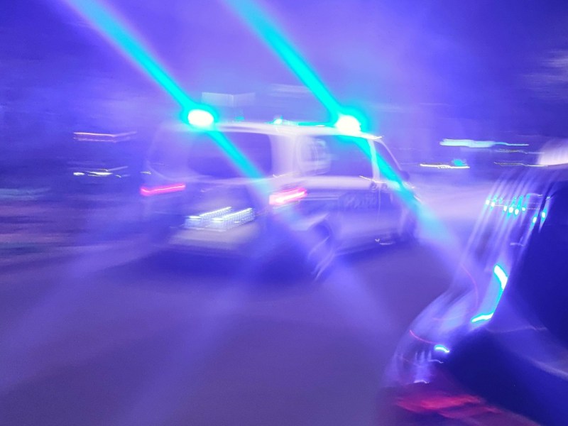 Ein Polizeiauto fährt mit Blaulicht durch Berlin. Ein BVG-Bus war in einen Unfall verwickelt.