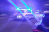 Ein Polizeiauto fährt mit Blaulicht durch Berlin. Ein BVG-Bus war in einen Unfall verwickelt.