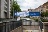 Das Schild der BVG-Station Mohrenstraße ist überklebt.