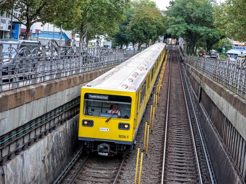 Eine Bahn der BVG fährt in den Nollendorfplatz ein.