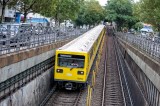 Eine Bahn der BVG fährt in den Nollendorfplatz ein.