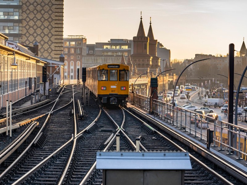 Ein Zug der BVG-Linie U1 fährt in Richtung Oberbaumbrücke.