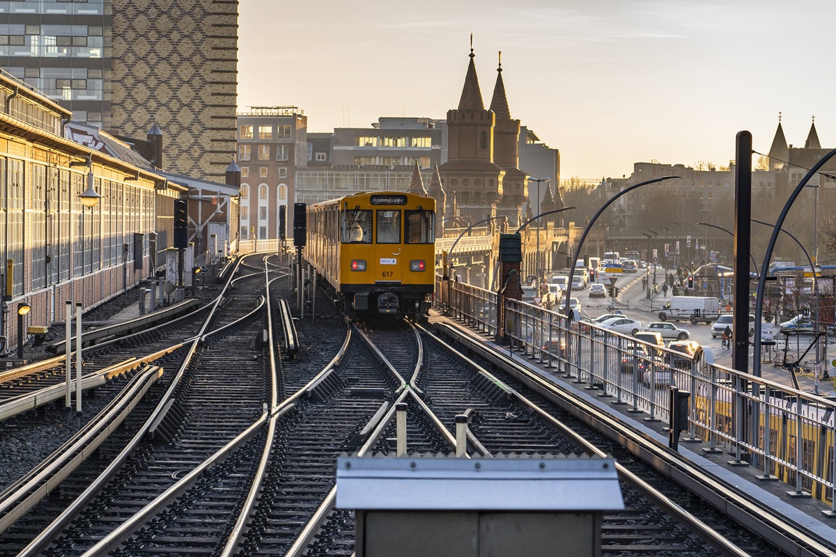 Ein Zug der BVG-Linie U1 fährt in Richtung Oberbaumbrücke.
