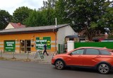 Außenansicht eines Currywurst-Imbisses in Berlin-Müggelheim.