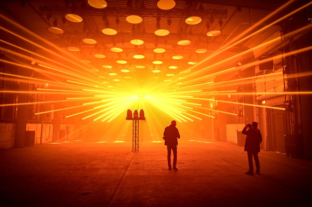 Gelbe Lichtsimulation mit Spiegeln in Halle