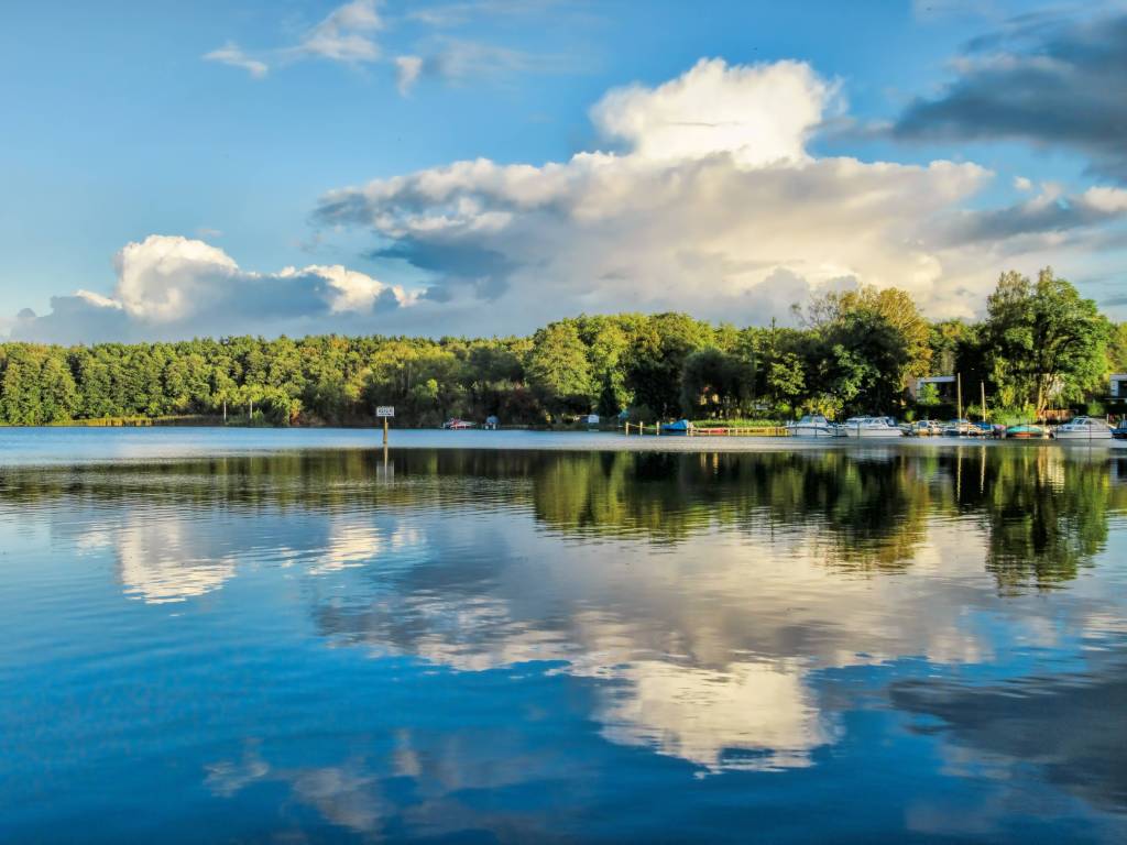Blauer Himmel mit klarem Wasser spiegelt such im Seewasser.