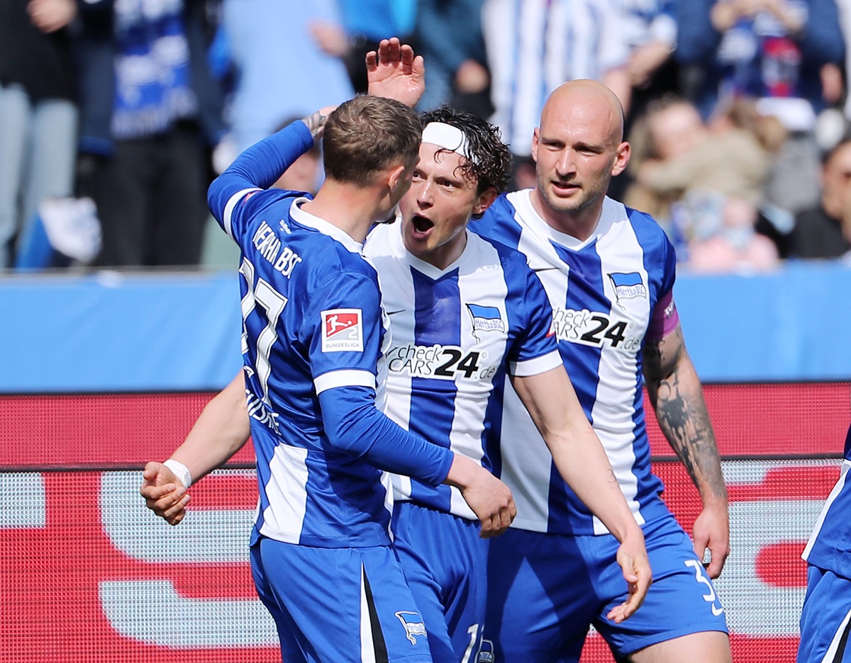 Drei Spieler von Hertha BSC jubeln.