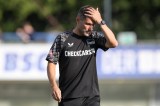Stefan Leitl, Trainer von Hertha BSC, fasst sich an den Kopf.