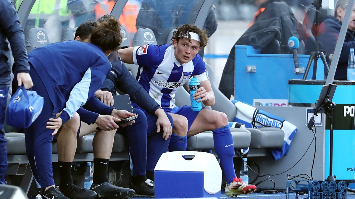 Fabian Reese von Hertha BSC sitzt auf der Bank.