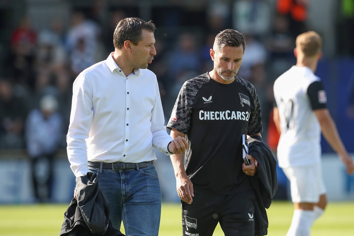 Benjamin Weber und Stefan Leitl von Hertha BSC unterhalten sich.