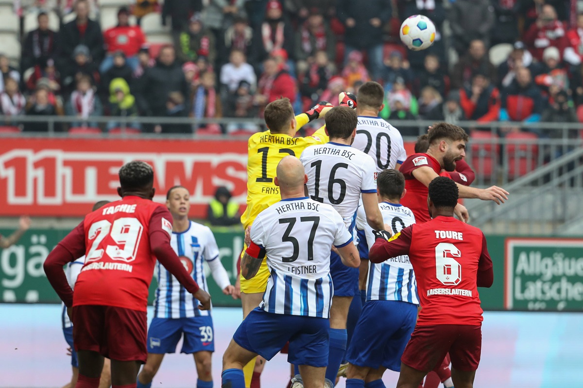 Tjark Ernst von Hertha BSC faustet einen Eckball weg.