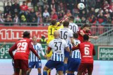 Tjark Ernst von Hertha BSC faustet einen Eckball weg.