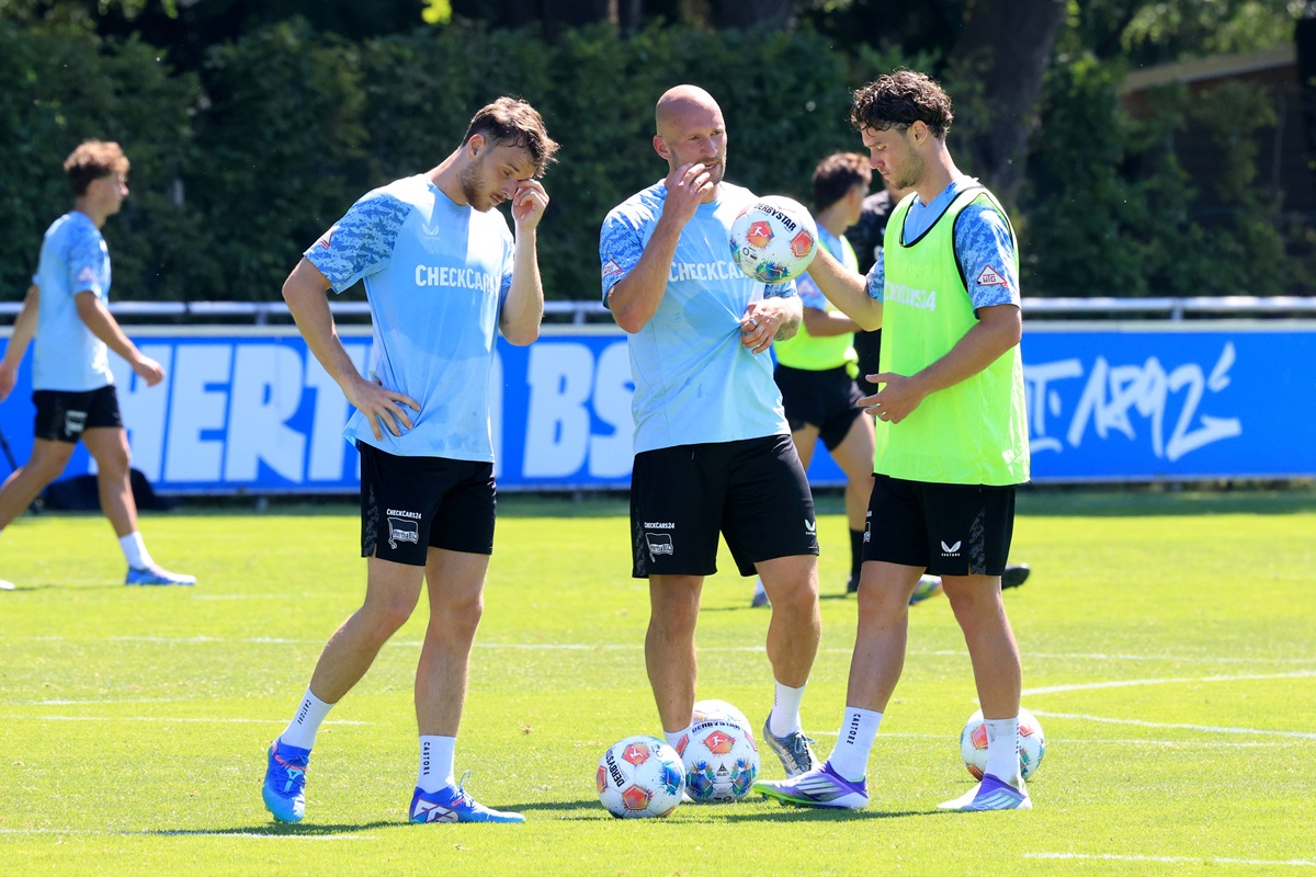 Drei Spieler von Hertha BSC besprechen sich im Training.