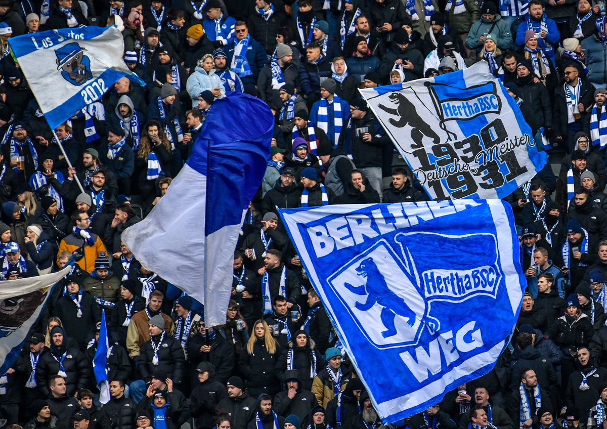 Fans von Hertha BSC schwenken Fahnen.