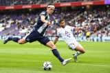Fabian Reese schlägt für Hertha BSC eine Flanke.