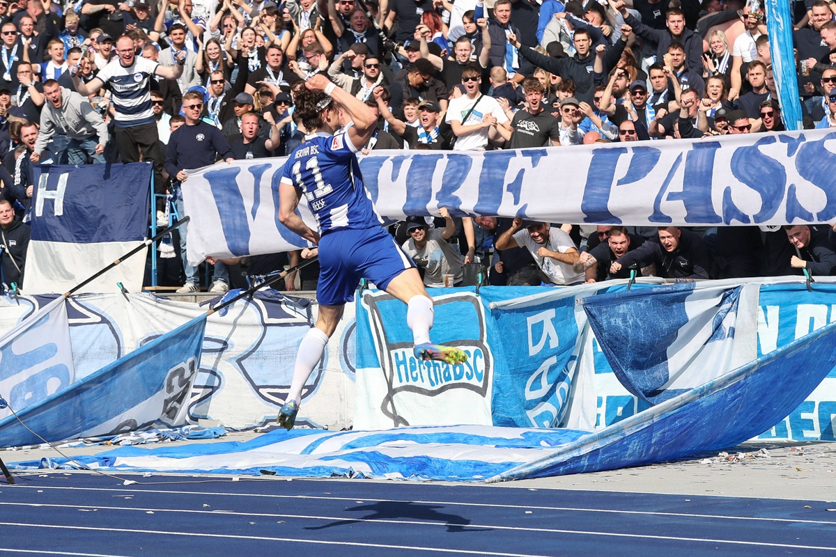 Fabian Reese jubelt vor den Fans von Hertha BSC.