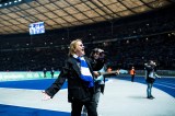 Frank Zander singt vor der Ostkurve von Hertha BSC.