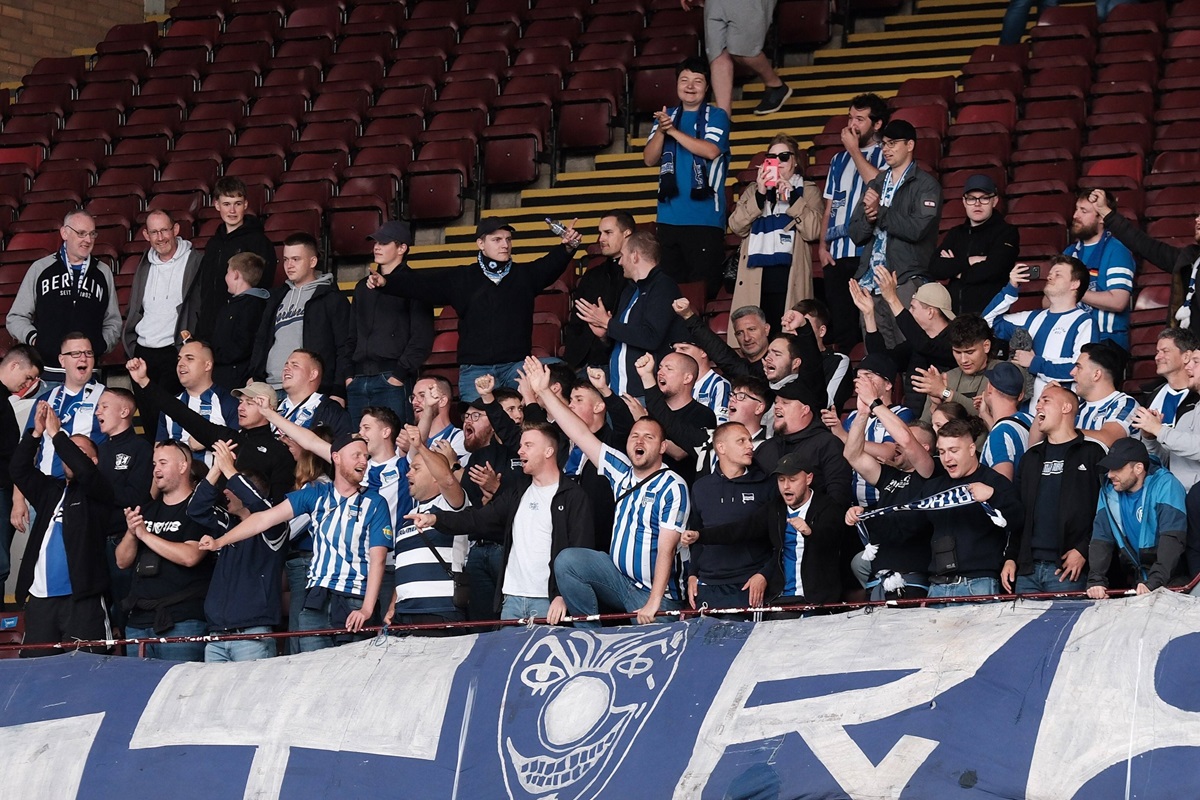 Fans von Hertha BSC bei einem Testspiel.