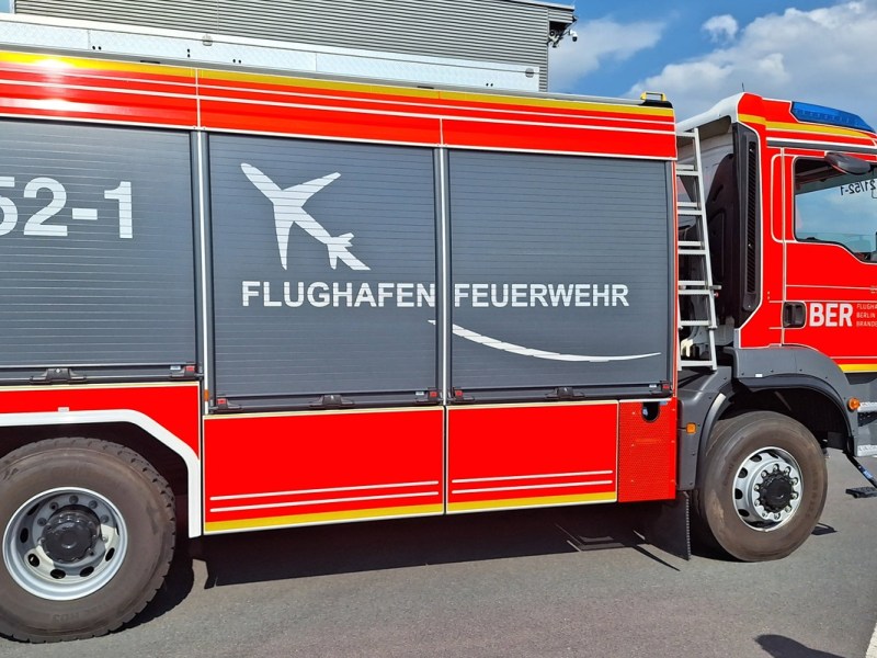 Feuer am Flughafen BER! Landebahn wegen Brand gesperrt
