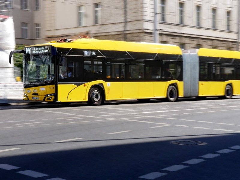 Verkehrsrowdy zwingt BVG-Bus zur Vollbremsung! 11 Fahrgäste verletzt