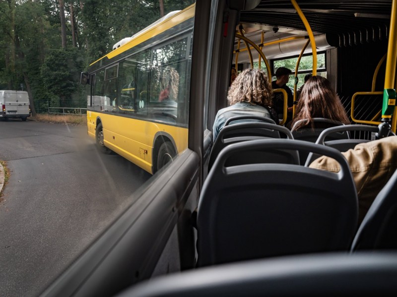 BVG-Bus kracht in Auto – acht Kinder verletzt
