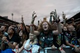Fans von Iron Maiden jubeln vor der Bühne wie bald auch in Berlin.