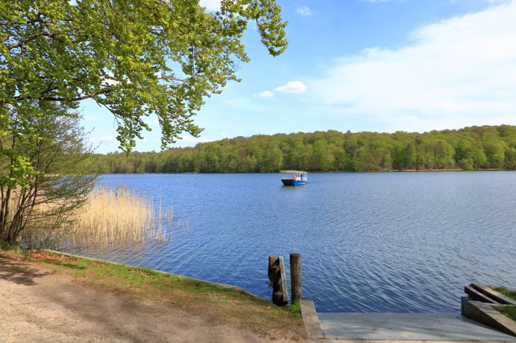 Boot schwimmt auf See