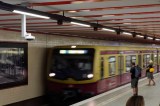 Ein Zug der S-Bahn Berlin fährt im Nordbahnhof ein.