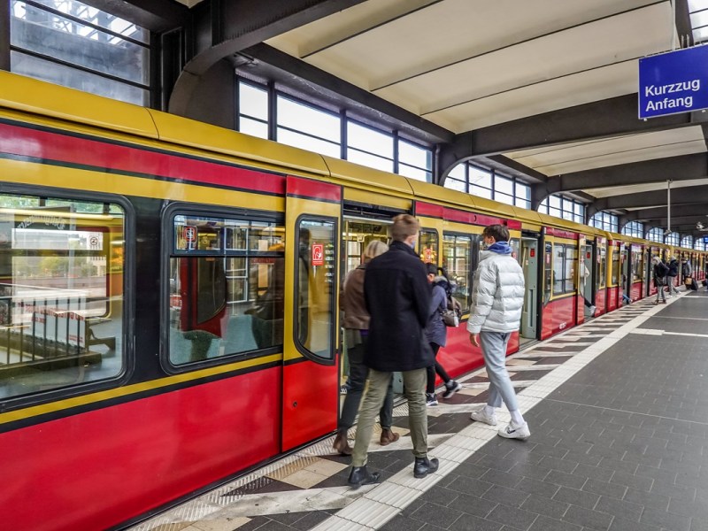 Polizei muss anrücken – Ausfälle bei Berliner S-Bahn treffen Pendler hart